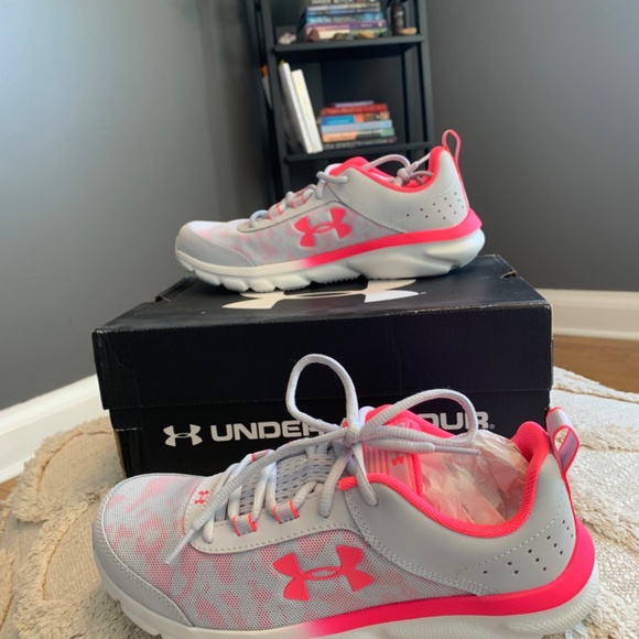 *NEW* Under Armour Running Shoes - Size 6Y - Picture 7 of 7